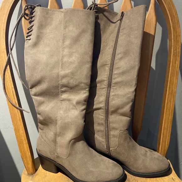 BN le chateau grey suede boots - Picture 2 of 5
